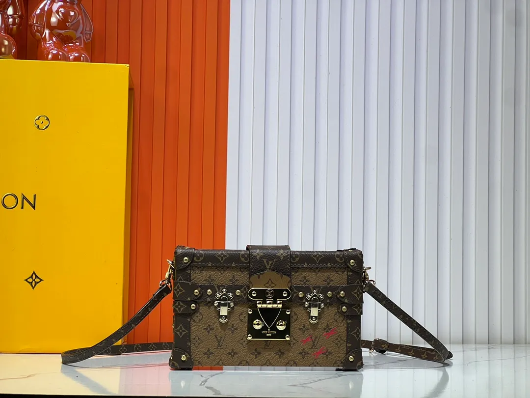 Batch 260💰Upgraded original M86286. This Petite Malle handbag from the 2019 early spring series was jointly created by women's artistic director Nicolas Ghesquière and Grace Coddington. The Catogram decorative design is particularly charming. Made of classic Monogram canvas fabric, equipped with detachable shoulder straps and classic S-shaped buckles, it is elegant and practical.      20.0 x 12.5 x 5.0 cm (length x height x width)