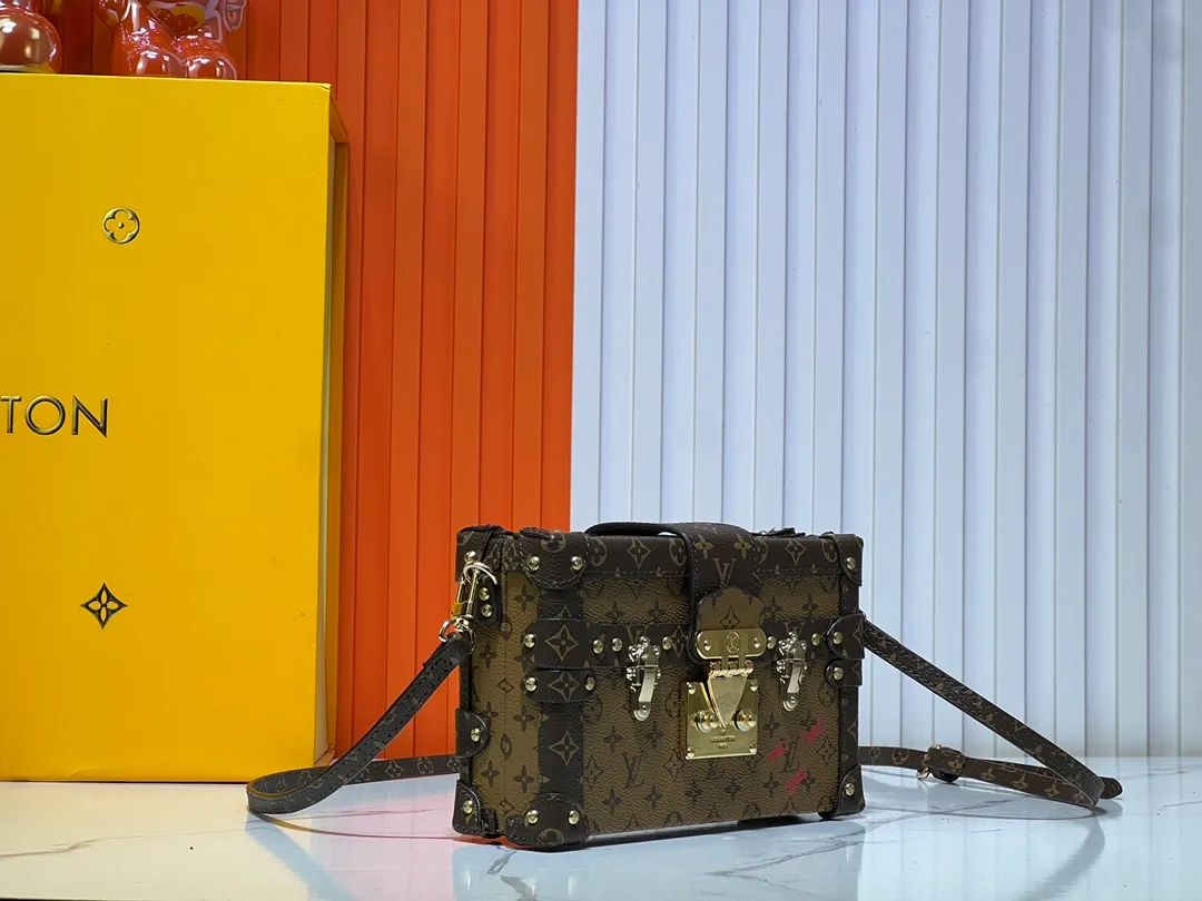 Batch 260💰Upgraded original M86286. This Petite Malle handbag from the 2019 early spring series was jointly created by women's artistic director Nicolas Ghesquière and Grace Coddington. The Catogram decorative design is particularly charming. Made of classic Monogram canvas fabric, equipped with detachable shoulder straps and classic S-shaped buckles, it is elegant and practical.      20.0 x 12.5 x 5.0 cm (length x height x width)