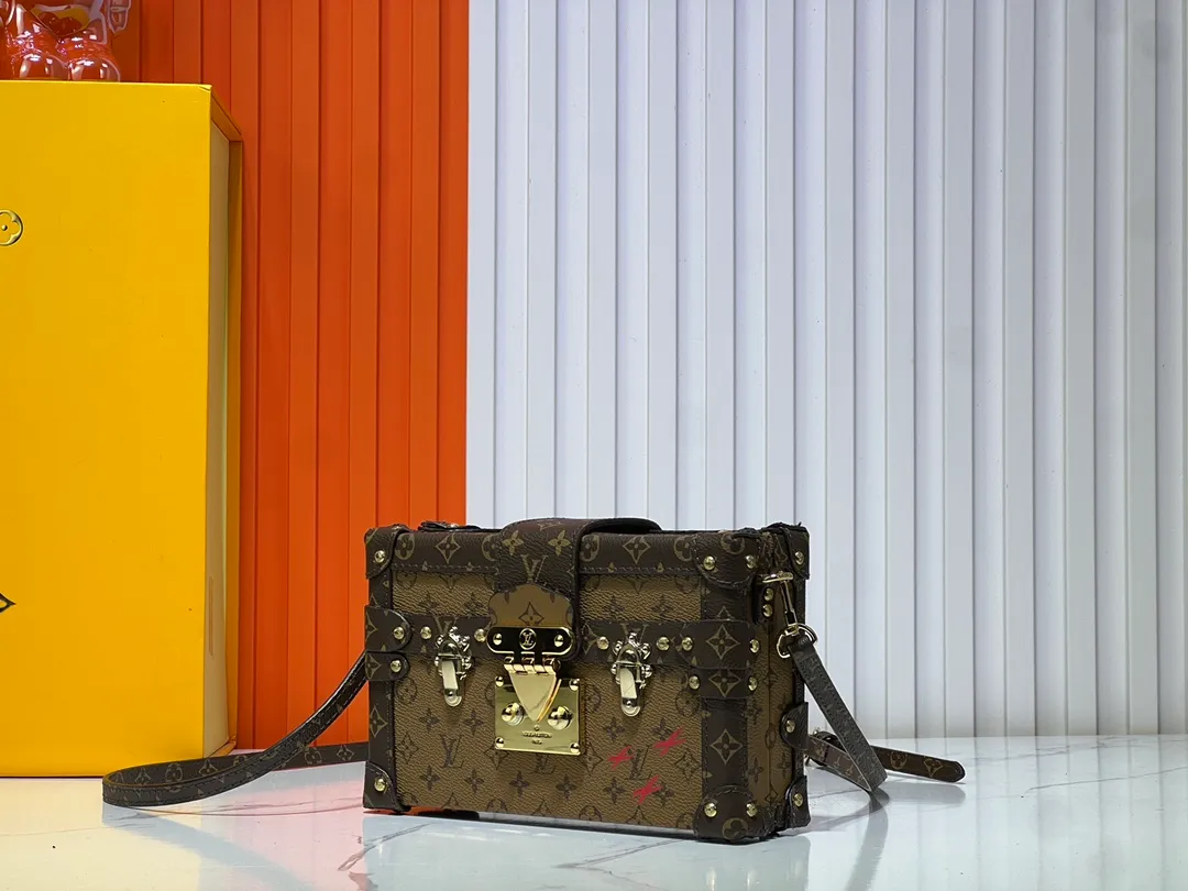 Batch 260💰Upgraded original M86286. This Petite Malle handbag from the 2019 early spring series was jointly created by women's artistic director Nicolas Ghesquière and Grace Coddington. The Catogram decorative design is particularly charming. Made of classic Monogram canvas fabric, equipped with detachable shoulder straps and classic S-shaped buckles, it is elegant and practical.      20.0 x 12.5 x 5.0 cm (length x height x width)