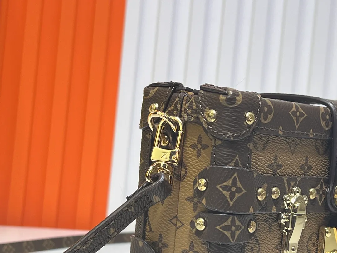 Batch 260💰Upgraded original M86286. This Petite Malle handbag from the 2019 early spring series was jointly created by women's artistic director Nicolas Ghesquière and Grace Coddington. The Catogram decorative design is particularly charming. Made of classic Monogram canvas fabric, equipped with detachable shoulder straps and classic S-shaped buckles, it is elegant and practical.      20.0 x 12.5 x 5.0 cm (length x height x width)