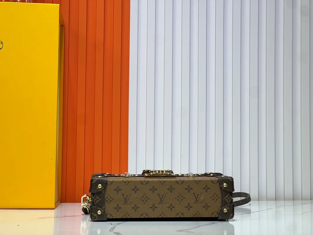 Batch 260💰Upgraded original M86286. This Petite Malle handbag from the 2019 early spring series was jointly created by women's artistic director Nicolas Ghesquière and Grace Coddington. The Catogram decorative design is particularly charming. Made of classic Monogram canvas fabric, equipped with detachable shoulder straps and classic S-shaped buckles, it is elegant and practical.      20.0 x 12.5 x 5.0 cm (length x height x width)