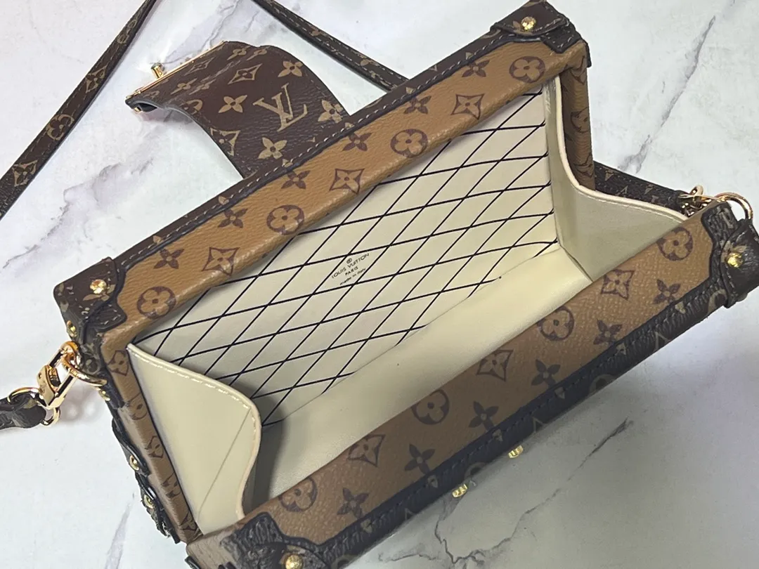 Batch 260💰Upgraded original M86286. This Petite Malle handbag from the 2019 early spring series was jointly created by women's artistic director Nicolas Ghesquière and Grace Coddington. The Catogram decorative design is particularly charming. Made of classic Monogram canvas fabric, equipped with detachable shoulder straps and classic S-shaped buckles, it is elegant and practical.      20.0 x 12.5 x 5.0 cm (length x height x width)