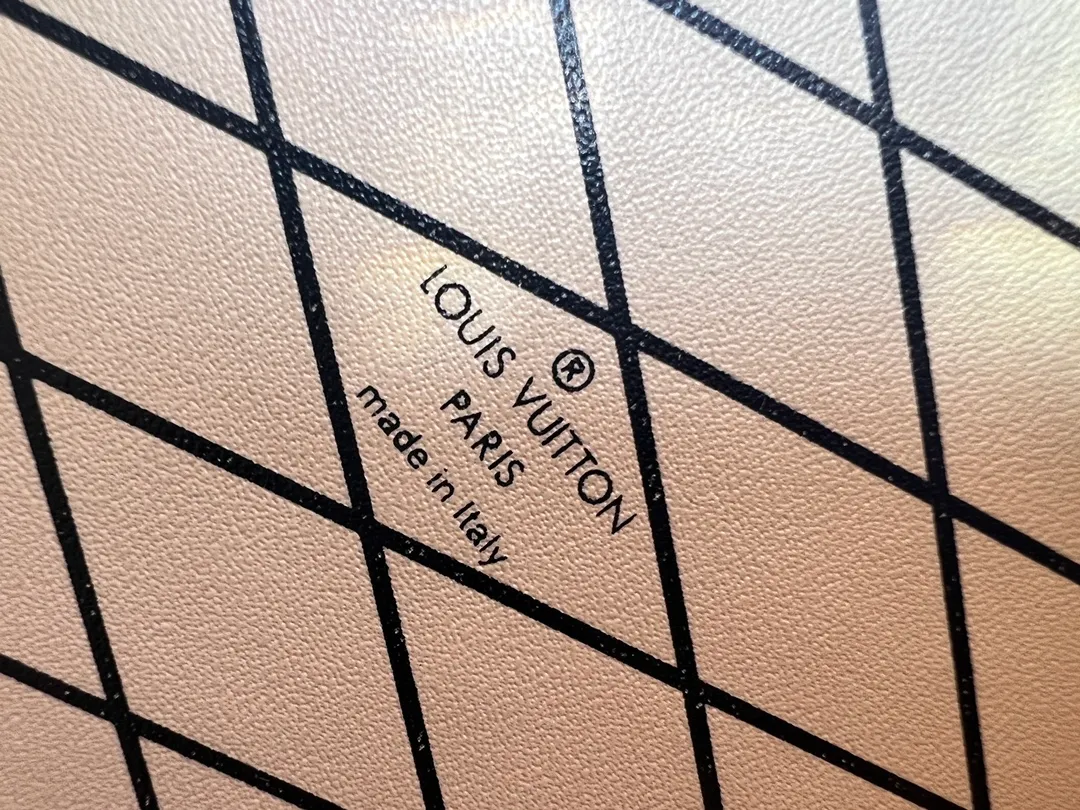 Batch 260💰Upgraded original M86286. This Petite Malle handbag from the 2019 early spring series was jointly created by women's artistic director Nicolas Ghesquière and Grace Coddington. The Catogram decorative design is particularly charming. Made of classic Monogram canvas fabric, equipped with detachable shoulder straps and classic S-shaped buckles, it is elegant and practical.      20.0 x 12.5 x 5.0 cm (length x height x width)