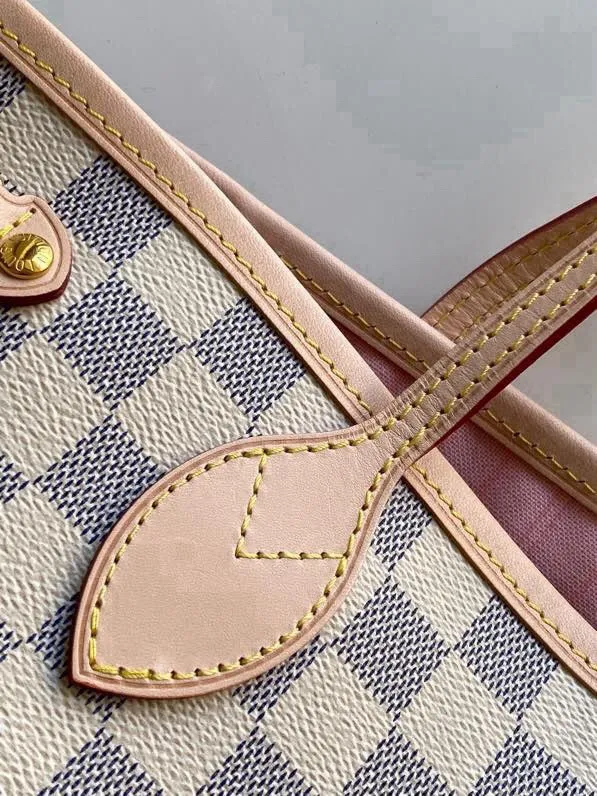 💰780 (small steel nails) top original order N41363 NEVERFULL small handbag Neverfull small handbag has a crisp shape and classic design. It is an elegant urban handbag. Its spacious interior also makes this classic bag an ideal choice for travel. The Neverfull small tote in Damier Azur canvas has a soft yet sturdy feel that maintains its exterior lines no matter what's inside. Detailed Features 29 x 21 x 12 cm (Length x Height x Width) Bag interior redesigned with vintage details inspired by the Louis Vuitton archives - Fabric-lined interior pocket Removable zippered clutch with matching interior Natural cowhide leather trim Shiny gold-tone brass hardware Handles: Double handle