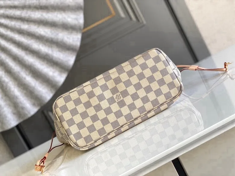 💰780 (small steel nails) top original order N41363 NEVERFULL small handbag Neverfull small handbag has a crisp shape and classic design. It is an elegant urban handbag. Its spacious interior also makes this classic bag an ideal choice for travel. The Neverfull small tote in Damier Azur canvas has a soft yet sturdy feel that maintains its exterior lines no matter what's inside. Detailed Features 29 x 21 x 12 cm (Length x Height x Width) Bag interior redesigned with vintage details inspired by the Louis Vuitton archives - Fabric-lined interior pocket Removable zippered clutch with matching interior Natural cowhide leather trim Shiny gold-tone brass hardware Handles: Double handle