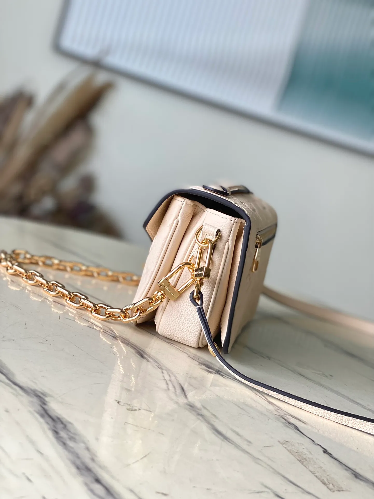 💰1100 (first-grain leather) top original order M22942 off-white. This Pochette Metis East West handbag is made of Monogram Empreinte leather with embossed Monogram pattern, which combines classic elements and contemporary details. The S-lock buckle and top handle pay tribute to the brand's box-making heritage. The compact structure and detachable shoulder short chain highlight the trendy style. Size: 21.5x13.5x6cm