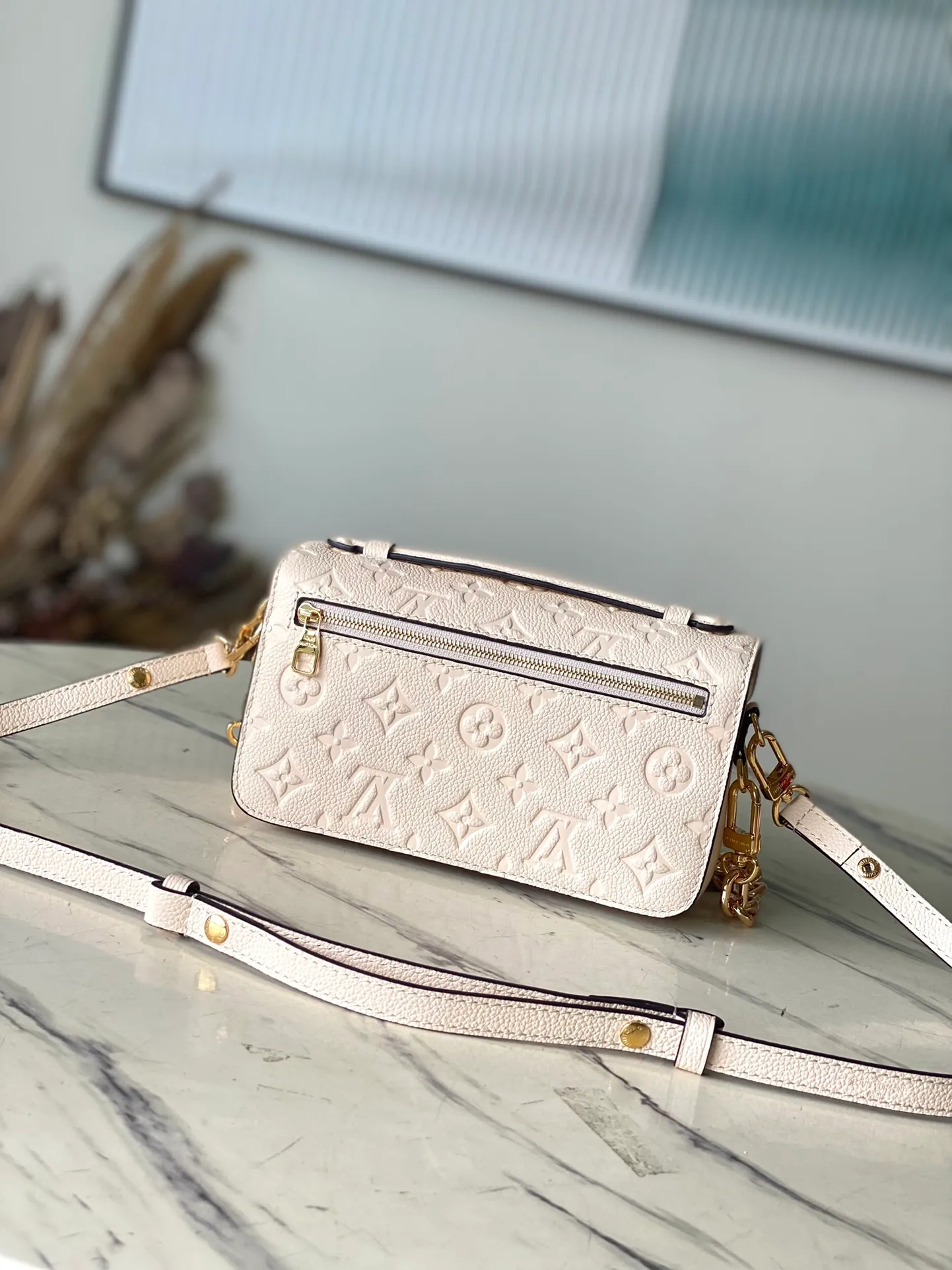 💰1100 (first-grain leather) top original order M22942 off-white. This Pochette Metis East West handbag is made of Monogram Empreinte leather with embossed Monogram pattern, which combines classic elements and contemporary details. The S-lock buckle and top handle pay tribute to the brand's box-making heritage. The compact structure and detachable shoulder short chain highlight the trendy style. Size: 21.5x13.5x6cm
