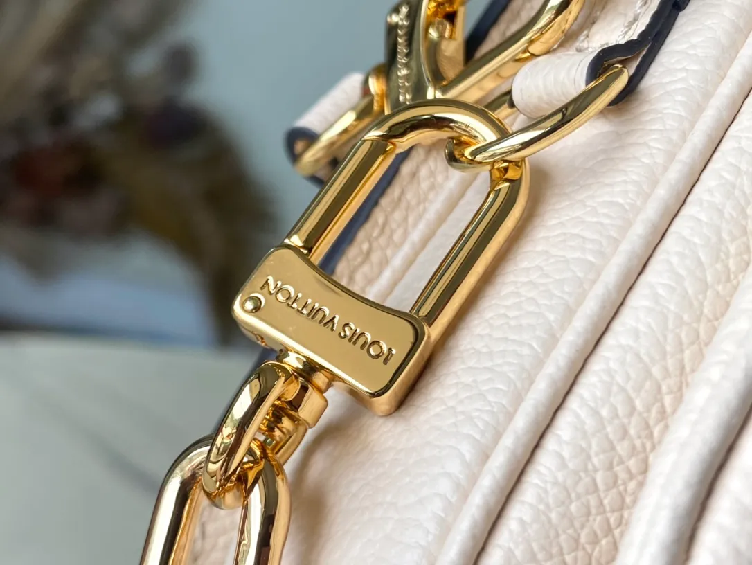 💰1100 (first-grain leather) top original order M22942 off-white. This Pochette Metis East West handbag is made of Monogram Empreinte leather with embossed Monogram pattern, which combines classic elements and contemporary details. The S-lock buckle and top handle pay tribute to the brand's box-making heritage. The compact structure and detachable shoulder short chain highlight the trendy style. Size: 21.5x13.5x6cm