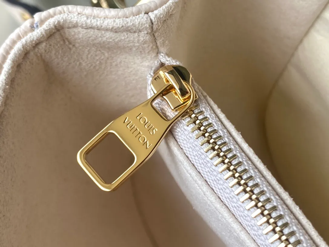 💰1100 (first-grain leather) top original order M22942 off-white. This Pochette Metis East West handbag is made of Monogram Empreinte leather with embossed Monogram pattern, which combines classic elements and contemporary details. The S-lock buckle and top handle pay tribute to the brand's box-making heritage. The compact structure and detachable shoulder short chain highlight the trendy style. Size: 21.5x13.5x6cm