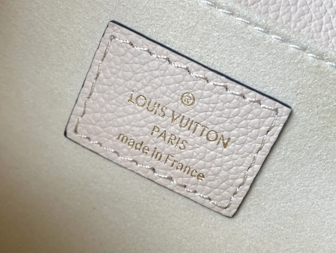 💰1100 (first-grain leather) top original order M22942 off-white. This Pochette Metis East West handbag is made of Monogram Empreinte leather with embossed Monogram pattern, which combines classic elements and contemporary details. The S-lock buckle and top handle pay tribute to the brand's box-making heritage. The compact structure and detachable shoulder short chain highlight the trendy style. Size: 21.5x13.5x6cm