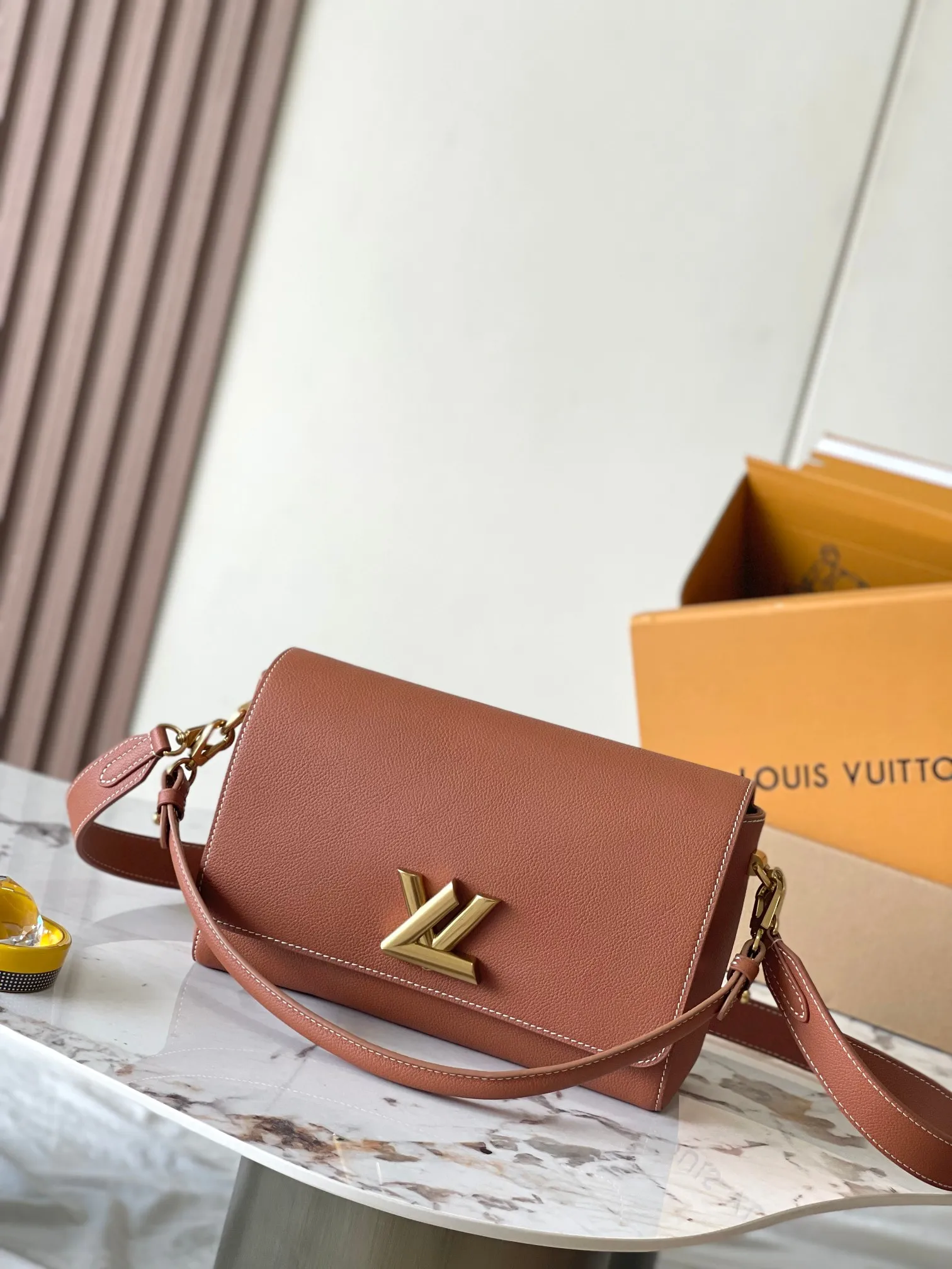 p2560 [Special grade MB chip version original leather] Soft Twist handbag Model: M24640 caramel dynamic chip version Material: A-grade all-steel hardware, imported original fabric Packaging: full set of original duty-free MB packaging Size: 27*19*9CM