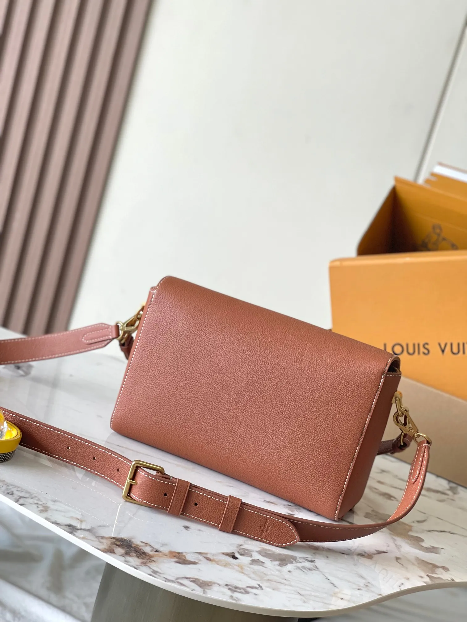 p2560 [Special grade MB chip version original leather] Soft Twist handbag Model: M24640 caramel dynamic chip version Material: A-grade all-steel hardware, imported original fabric Packaging: full set of original duty-free MB packaging Size: 27*19*9CM