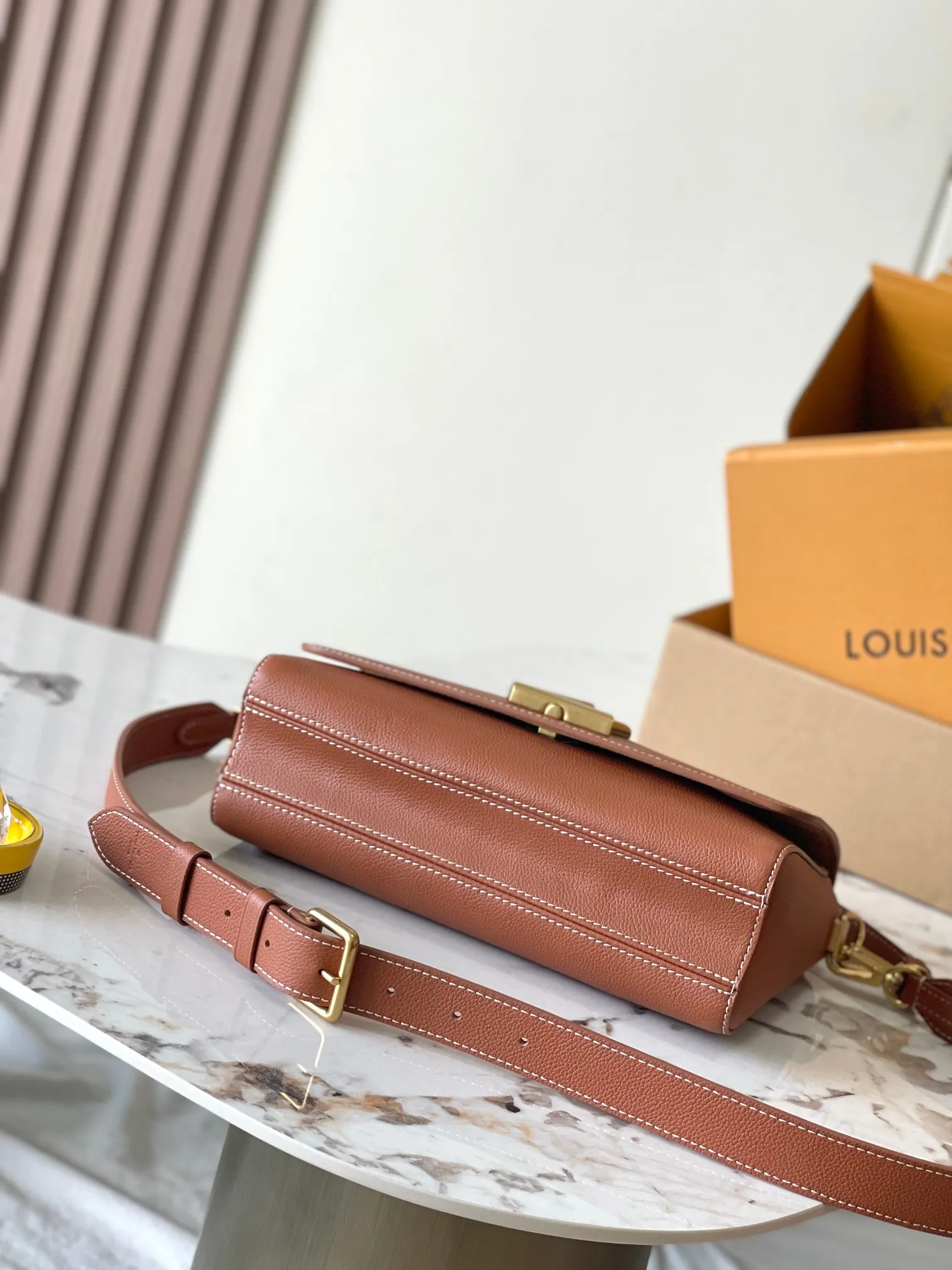 p2560 [Special grade MB chip version original leather] Soft Twist handbag Model: M24640 caramel dynamic chip version Material: A-grade all-steel hardware, imported original fabric Packaging: full set of original duty-free MB packaging Size: 27*19*9CM
