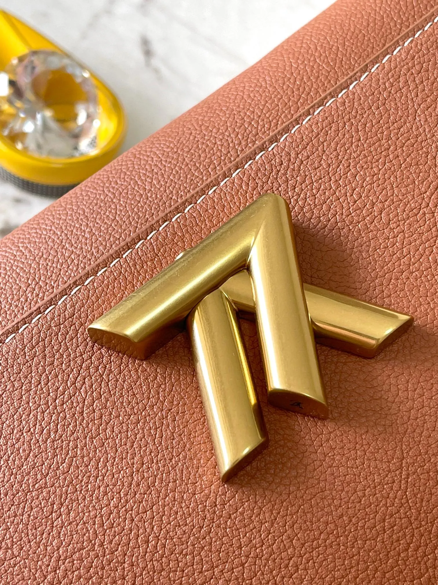 p2560 [Special grade MB chip version original leather] Soft Twist handbag Model: M24640 caramel dynamic chip version Material: A-grade all-steel hardware, imported original fabric Packaging: full set of original duty-free MB packaging Size: 27*19*9CM