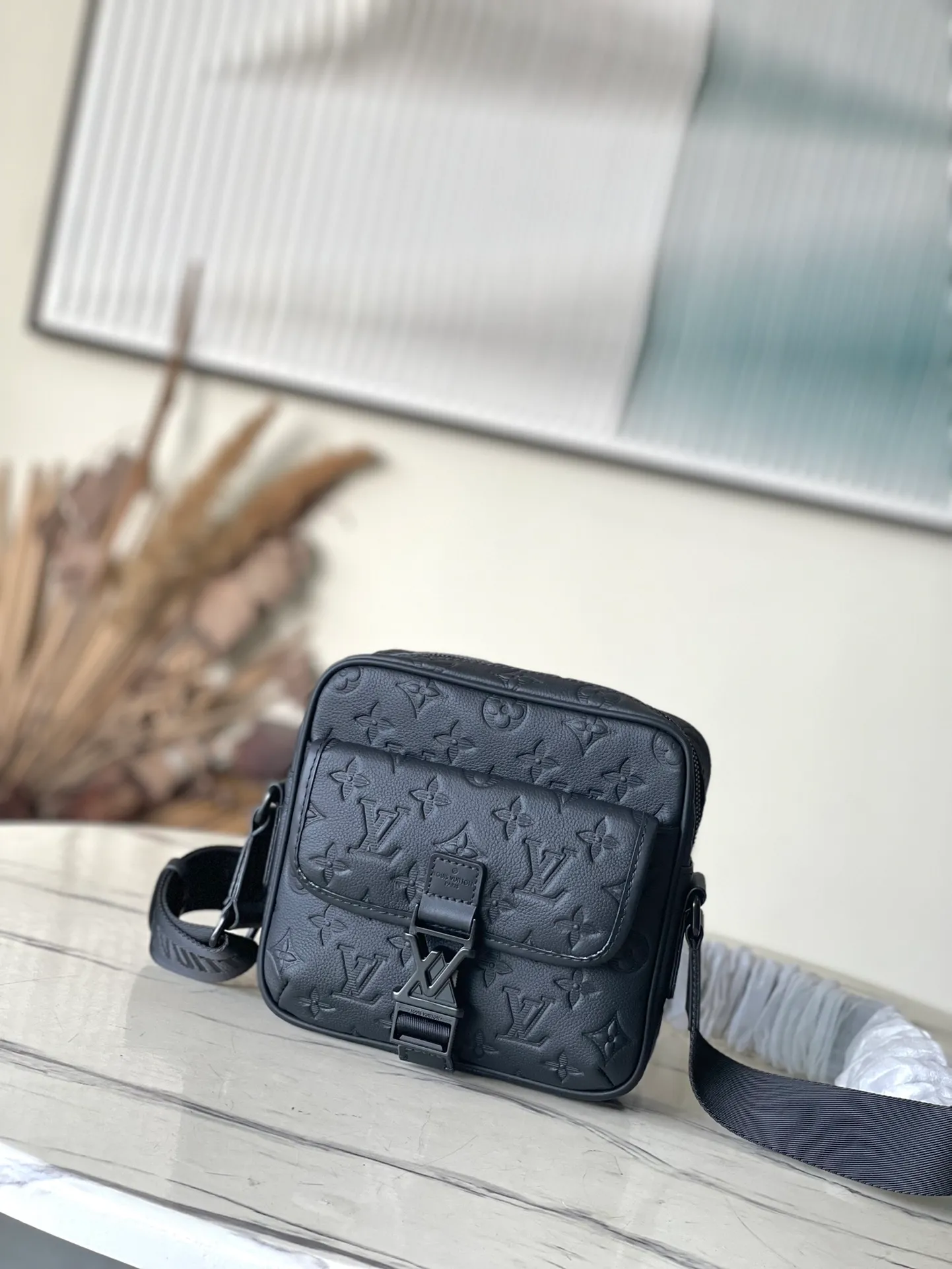 💰1100 (top-grain leather) top original order M12516 This Getaway messenger bag has the delicate Monogram embossing of Monogram Shadow leather, and its compact configuration allows for easy conversion between a messenger bag and a clutch. The front flap pocket is equipped with an LV metal buckle, and the wide adjustable fabric shoulder strap makes it easy to carry on the shoulder or cross-body. Dimensions: 18 × 17 × 7.8 cm