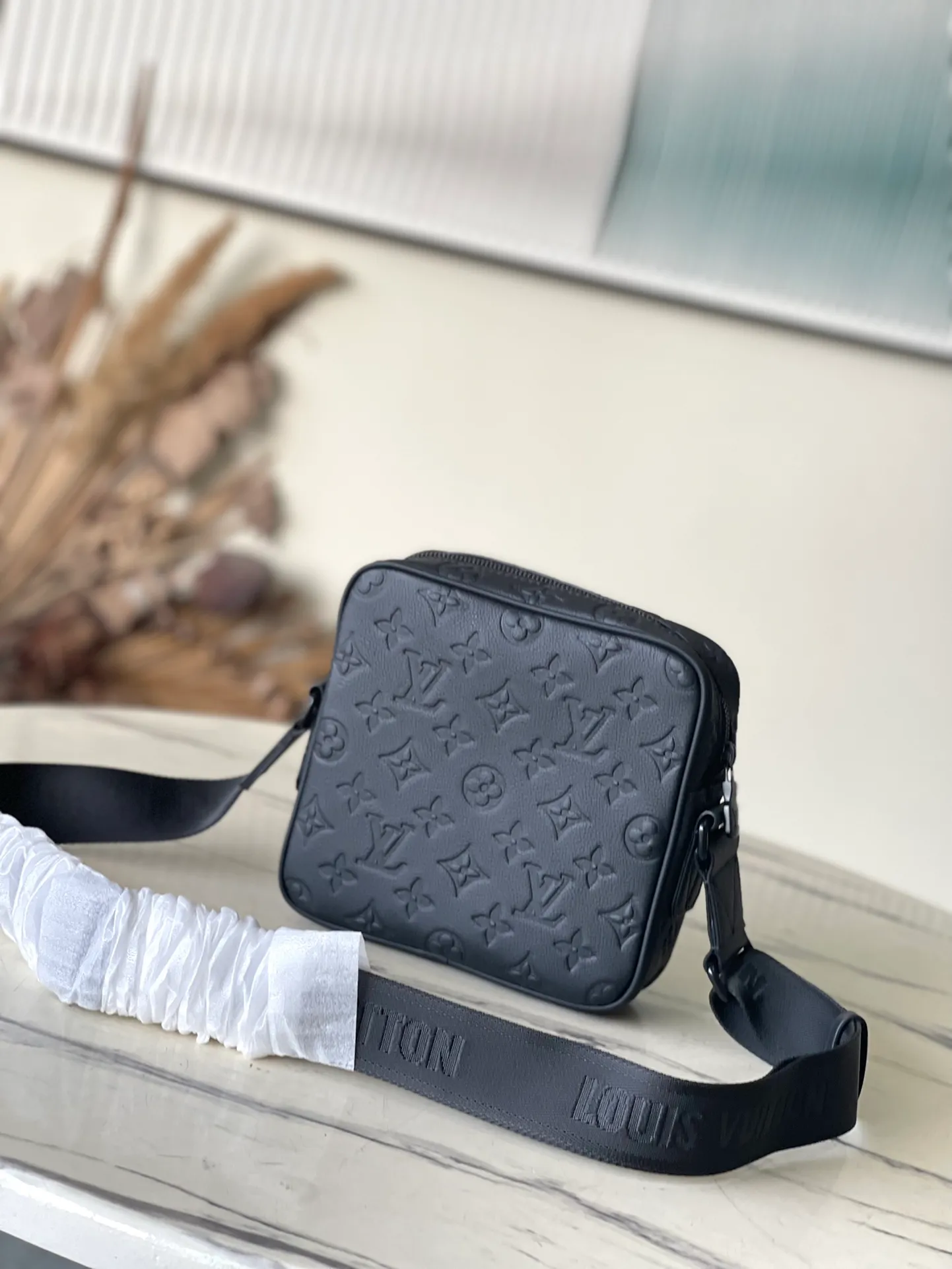 💰1100 (top-grain leather) top original order M12516 This Getaway messenger bag has the delicate Monogram embossing of Monogram Shadow leather, and its compact configuration allows for easy conversion between a messenger bag and a clutch. The front flap pocket is equipped with an LV metal buckle, and the wide adjustable fabric shoulder strap makes it easy to carry on the shoulder or cross-body. Dimensions: 18 × 17 × 7.8 cm