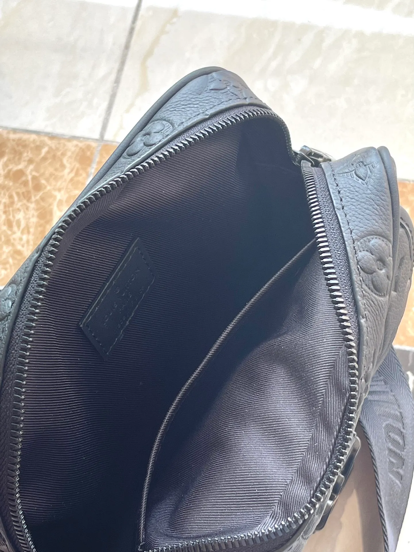 💰1100 (top-grain leather) top original order M12516 This Getaway messenger bag has the delicate Monogram embossing of Monogram Shadow leather, and its compact configuration allows for easy conversion between a messenger bag and a clutch. The front flap pocket is equipped with an LV metal buckle, and the wide adjustable fabric shoulder strap makes it easy to carry on the shoulder or cross-body. Dimensions: 18 × 17 × 7.8 cm