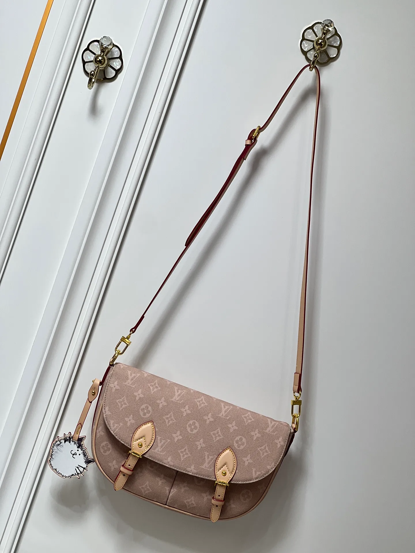 Batch 300💰 The M15134 Escape handbag makes its eye-catching appearance in the LV Travels With Grace Coddington series. It is a canvas bag with a fun Meowgram pattern and cat-shaped leather decoration hand-painted by Coddington himself. The flexible design provides a variety of carrying methods and can easily accommodate various daily needs. Dimensions: 21 x 7 x 30 cm