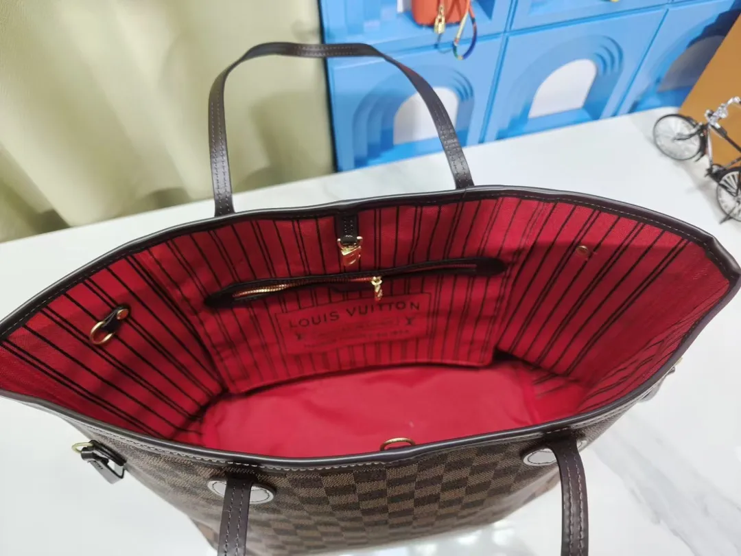 P230💰M40995 Apricot M41177 Bloom M41178 Presbyopia Rose M50366 Pollen N41358 Non-Red N41603 Non-Pink N41631 White Apricot N41605 White Pink NEVERFULL Medium Handbag Neverfull classic handbag, explore the exquisite details inside the bag. The redesigned interior pockets feature a fresh fabric lining, especially the detachable zippered clutch, which can be used alone as a sophisticated clutch or as an additional pocket. Bright lining tones add a more lively feel to Monogram's classic canvas. Detailed features 31 x 28 x 14 cm (Length x Height x Width) Redesigned interior pocket with details inspired by the Louis Vuitton archives Pocket lined with linen fabric Removable zipped clutch with tonal interior pocket Natural cowhide leather trim Shiny gold-tone hardware Handles: Double handle
