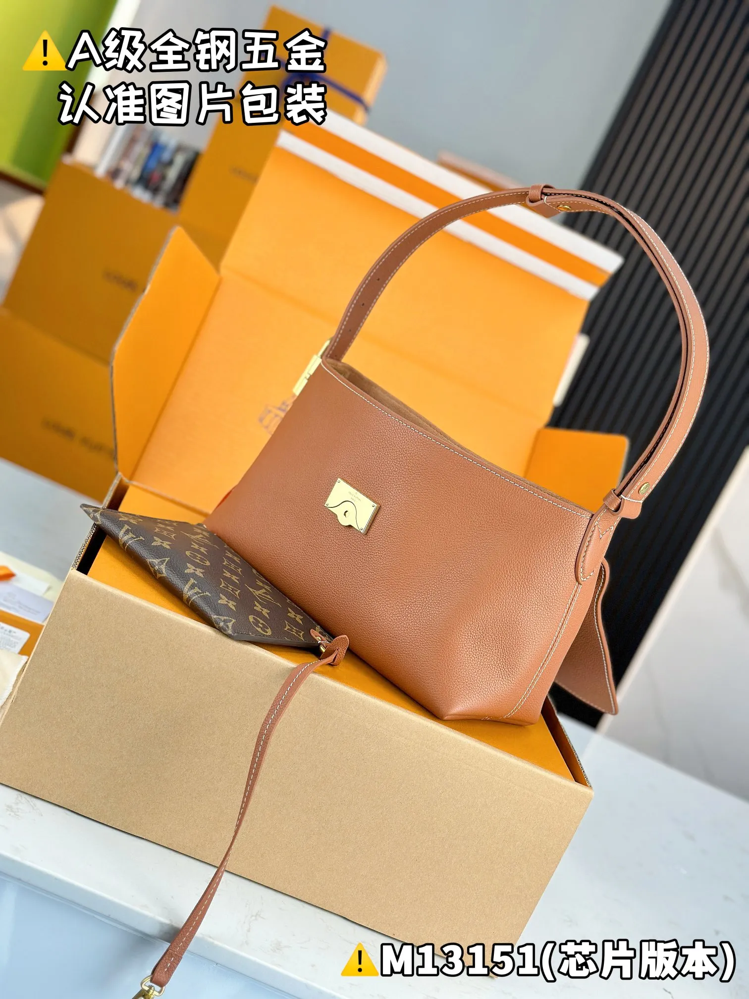 💰2760 [Authentic grade] [Special grade MB original leather] Low Key Messenger handbag Model: M13151 caramel color Material: A+ grade all-steel hardware, imported original leather Packing: full set of original duty-free MB packaging Size: 30x18x12 cm