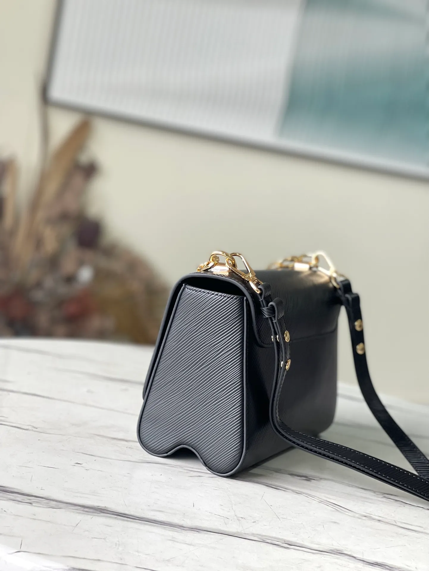 💰1160 (top layer leather) top quality original M20834 black. This Twist medium handbag is made of grained Epi leather and continues the iconic design with LV Twist twist lock. The chain and enamel decoration are inspired by the classic padlock, slowly revealing a feminine atmosphere. The removable and adjustable shoulder strap allows for easy shoulder or cross-body wear. Dimensions: 23 x 17 x 9.5 cm