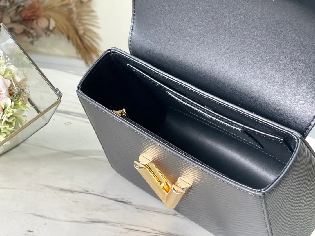 💰1160 (top layer leather) top quality original M20834 black. This Twist medium handbag is made of grained Epi leather and continues the iconic design with LV Twist twist lock. The chain and enamel decoration are inspired by the classic padlock, slowly revealing a feminine atmosphere. The removable and adjustable shoulder strap allows for easy shoulder or cross-body wear. Dimensions: 23 x 17 x 9.5 cm