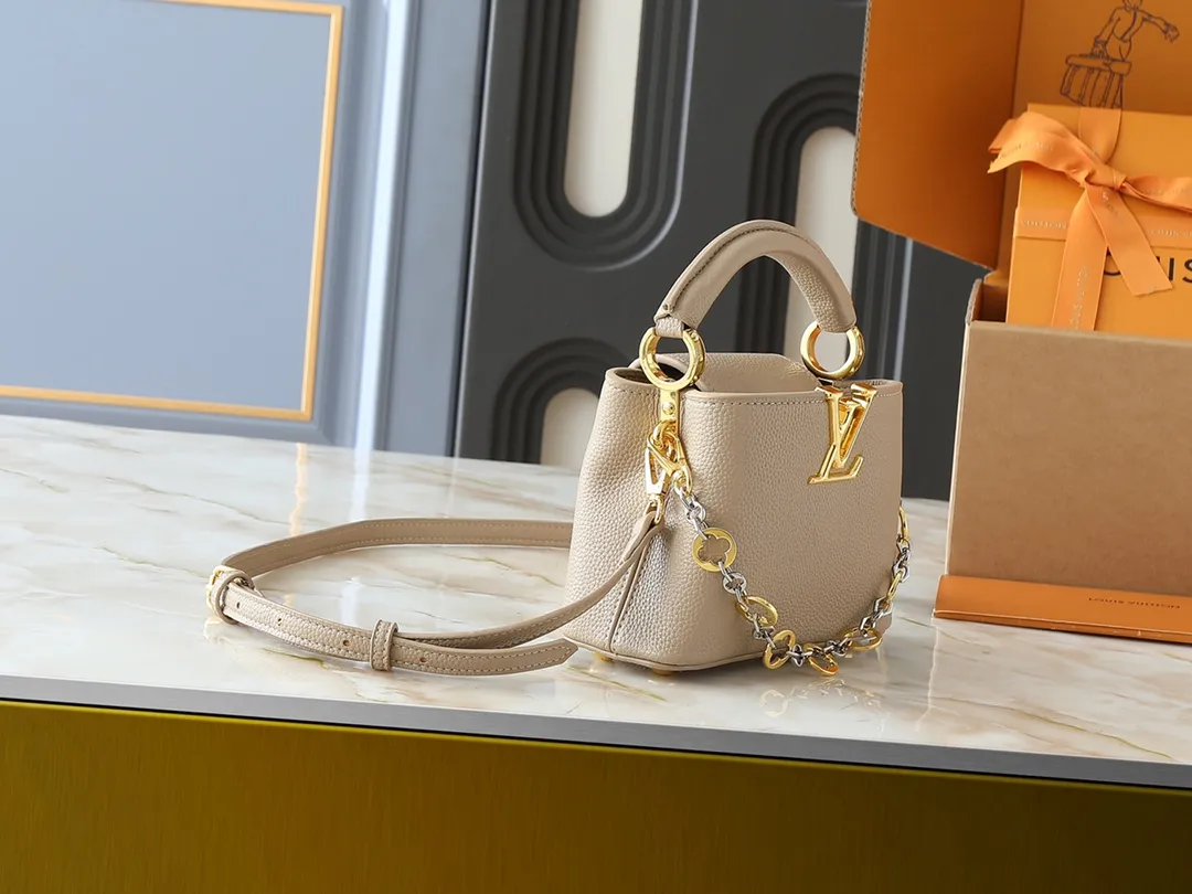 💰380💰Guangzhou goods Upgraded original M12935 M12936 M12937 M12938 This Capucines mini handbag is from the Capucines Chain On You series. It is made of soft Taurillon cow leather and has ample space to store daily necessities such as short wallets, keys, and lipstick. The jewelry-style double-plated chain features Monogram floral details that complement the rounded LV letters, and the flap can be tucked in or out. Dimensions: 21.0 x 14.0 x 8.0 cm (length x height x width)