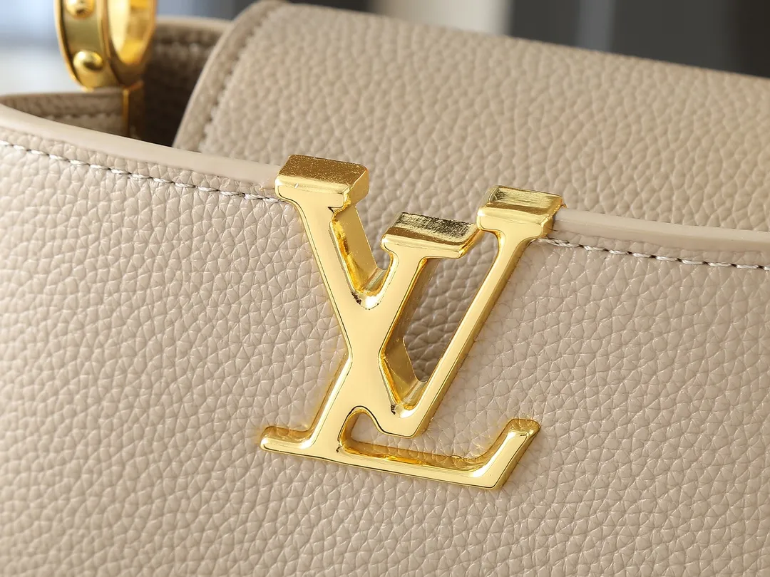 💰380💰Guangzhou goods Upgraded original M12935 M12936 M12937 M12938 This Capucines mini handbag is from the Capucines Chain On You series. It is made of soft Taurillon cow leather and has ample space to store daily necessities such as short wallets, keys, and lipstick. The jewelry-style double-plated chain features Monogram floral details that complement the rounded LV letters, and the flap can be tucked in or out. Dimensions: 21.0 x 14.0 x 8.0 cm (length x height x width)