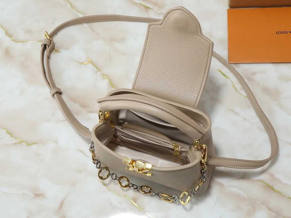 💰380💰Guangzhou goods Upgraded original M12935 M12936 M12937 M12938 This Capucines mini handbag is from the Capucines Chain On You series. It is made of soft Taurillon cow leather and has ample space to store daily necessities such as short wallets, keys, and lipstick. The jewelry-style double-plated chain features Monogram floral details that complement the rounded LV letters, and the flap can be tucked in or out. Dimensions: 21.0 x 14.0 x 8.0 cm (length x height x width)