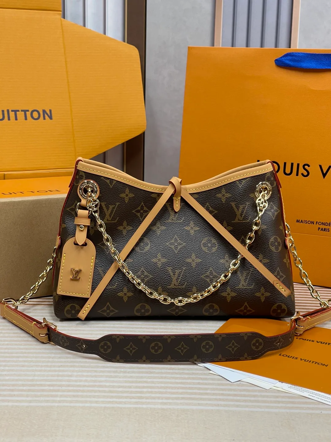 [Upgraded version] P680¥ New counter model·Upgraded version·High quality·Semi-steel hardware·With gift box🎁Packaging😘Model M13014 This CarryAll BB handbag is made of Monogram canvas and decorated with Monogram flowers on the dazzling chain, lighting up day and night occasions with a trendy look. A leather name tag complements the lace-up closure, and an interior zippered pocket provides easy access to your credit cards. 17 x 10 x 26 cm (height x width x length)