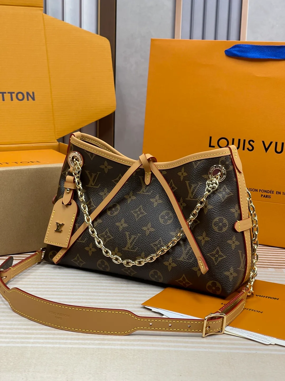 [Upgraded version] P680¥ New counter model·Upgraded version·High quality·Semi-steel hardware·With gift box🎁Packaging😘Model M13014 This CarryAll BB handbag is made of Monogram canvas and decorated with Monogram flowers on the dazzling chain, lighting up day and night occasions with a trendy look. A leather name tag complements the lace-up closure, and an interior zippered pocket provides easy access to your credit cards. 17 x 10 x 26 cm (height x width x length)