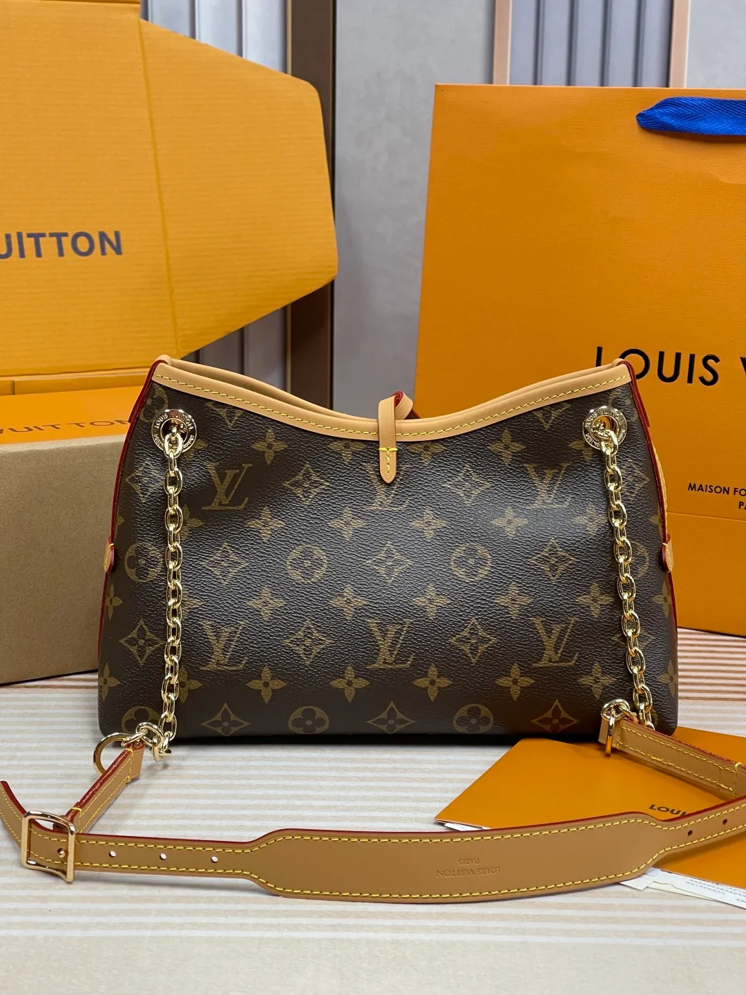 [Upgraded version] P680¥ New counter model·Upgraded version·High quality·Semi-steel hardware·With gift box🎁Packaging😘Model M13014 This CarryAll BB handbag is made of Monogram canvas and decorated with Monogram flowers on the dazzling chain, lighting up day and night occasions with a trendy look. A leather name tag complements the lace-up closure, and an interior zippered pocket provides easy access to your credit cards. 17 x 10 x 26 cm (height x width x length)