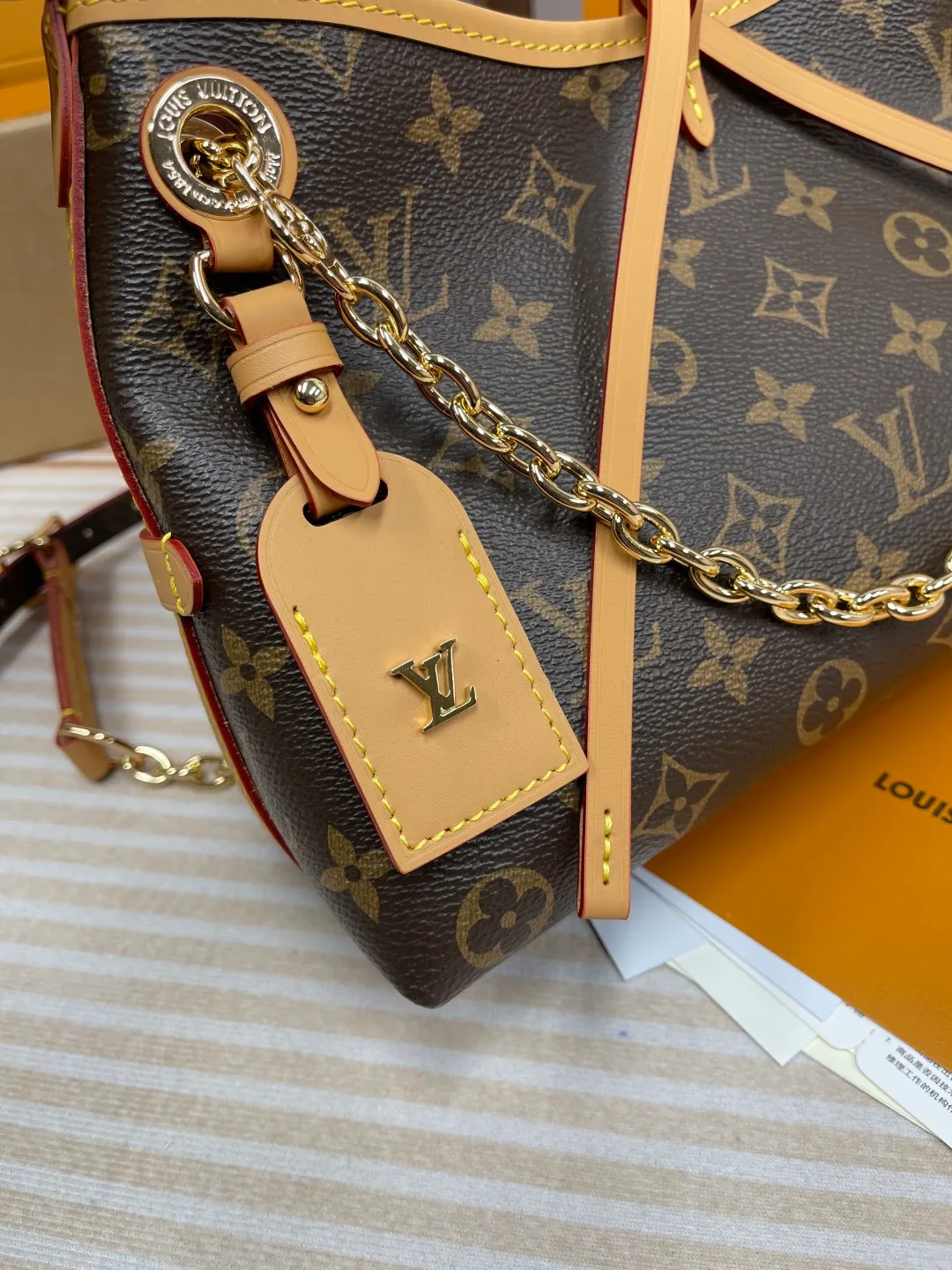[Upgraded version] P680¥ New counter model·Upgraded version·High quality·Semi-steel hardware·With gift box🎁Packaging😘Model M13014 This CarryAll BB handbag is made of Monogram canvas and decorated with Monogram flowers on the dazzling chain, lighting up day and night occasions with a trendy look. A leather name tag complements the lace-up closure, and an interior zippered pocket provides easy access to your credit cards. 17 x 10 x 26 cm (height x width x length)
