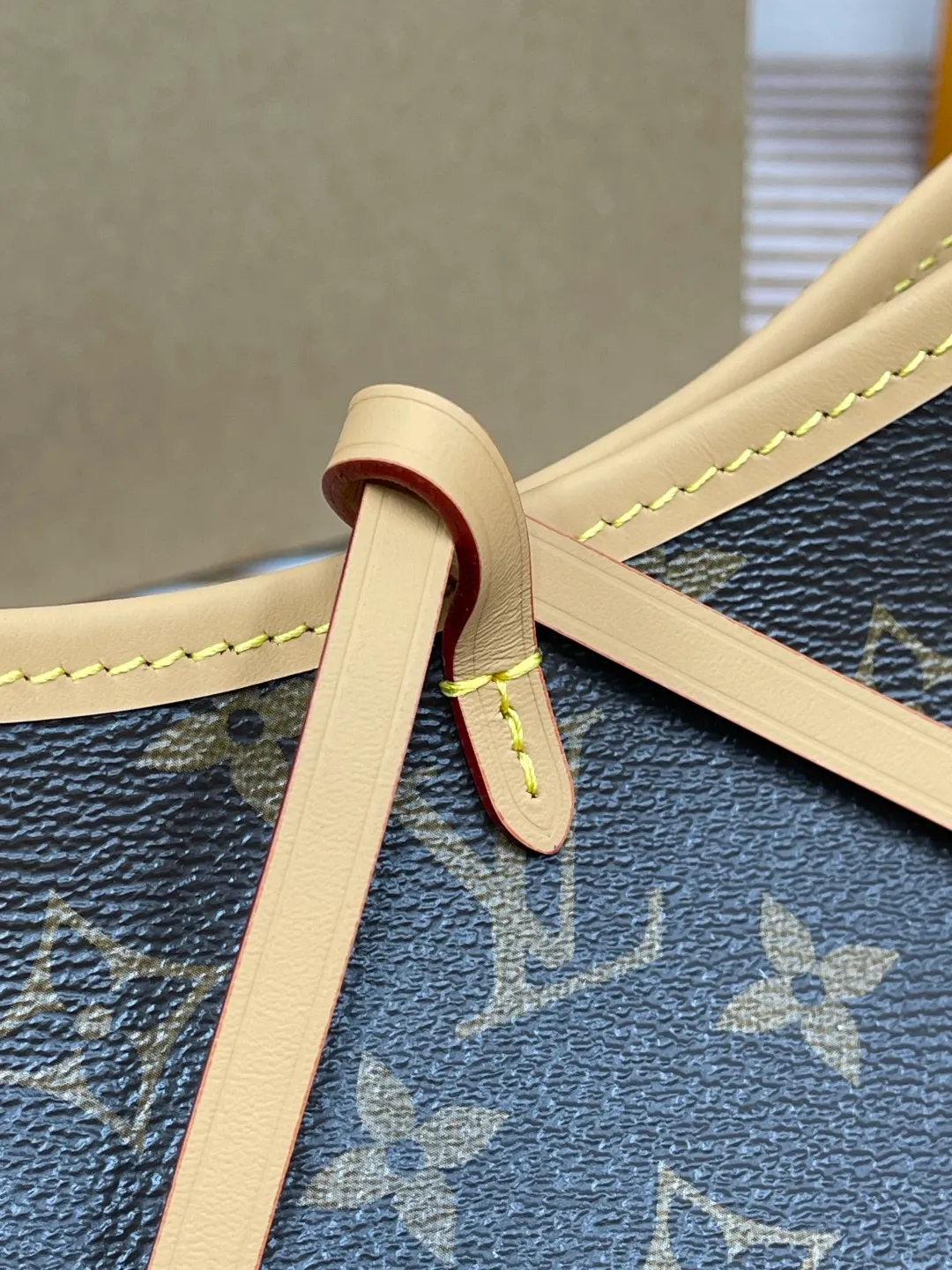 [Upgraded version] P680¥ New counter model·Upgraded version·High quality·Semi-steel hardware·With gift box🎁Packaging😘Model M13014 This CarryAll BB handbag is made of Monogram canvas and decorated with Monogram flowers on the dazzling chain, lighting up day and night occasions with a trendy look. A leather name tag complements the lace-up closure, and an interior zippered pocket provides easy access to your credit cards. 17 x 10 x 26 cm (height x width x length)