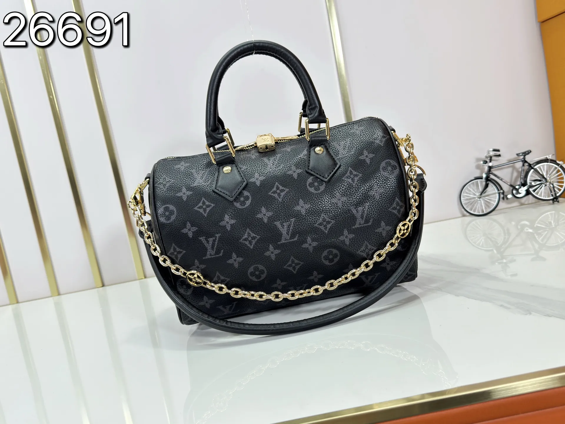 P260 Upgraded original M47186 M11323 M40390 This Speedy Soft 25 handbag renews the classic design of the Speedy handbag, using Monogram Empreinte leather and suede cowhide lining to create a light and soft structure. Whether carried by hand, cross-body or shoulder, you can create a trendy look. Dimensions: 25x19x15 cm