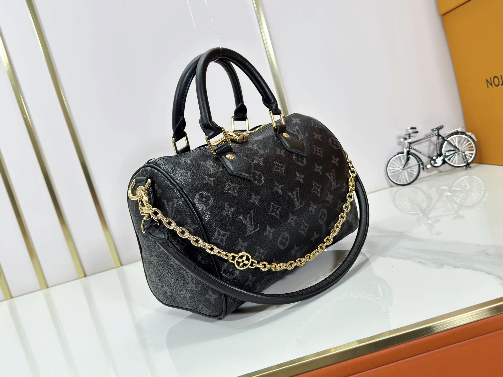 P260 Upgraded original M47186 M11323 M40390 This Speedy Soft 25 handbag renews the classic design of the Speedy handbag, using Monogram Empreinte leather and suede cowhide lining to create a light and soft structure. Whether carried by hand, cross-body or shoulder, you can create a trendy look. Dimensions: 25x19x15 cm