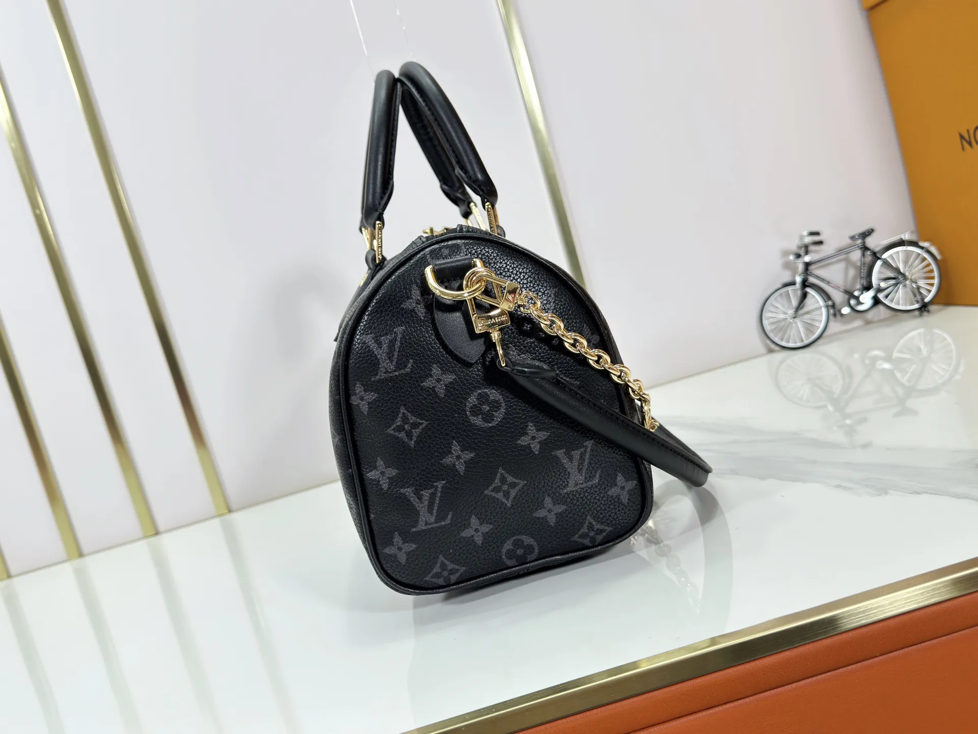 P260 Upgraded original M47186 M11323 M40390 This Speedy Soft 25 handbag renews the classic design of the Speedy handbag, using Monogram Empreinte leather and suede cowhide lining to create a light and soft structure. Whether carried by hand, cross-body or shoulder, you can create a trendy look. Dimensions: 25x19x15 cm