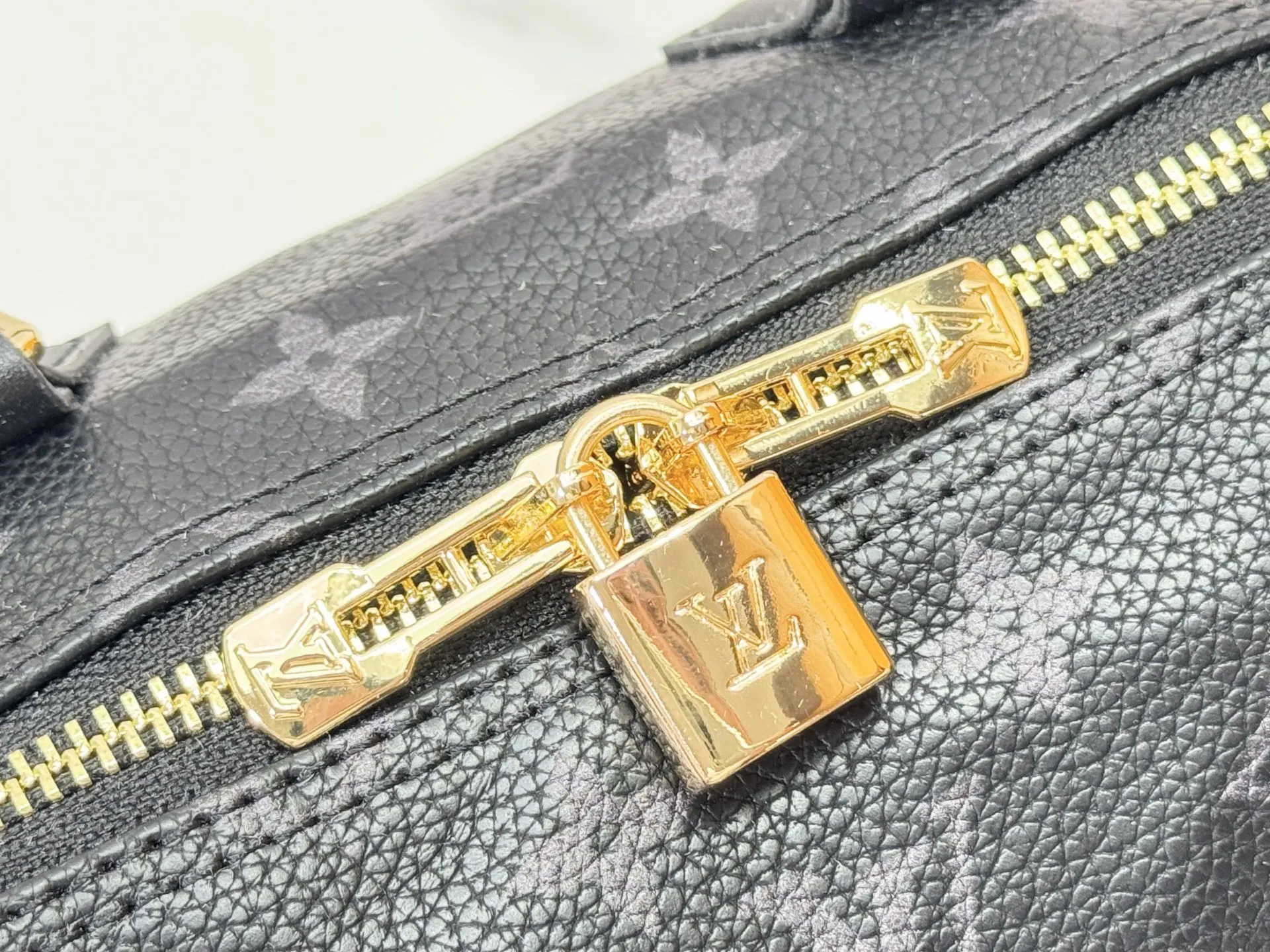 P260 Upgraded original M47186 M11323 M40390 This Speedy Soft 25 handbag renews the classic design of the Speedy handbag, using Monogram Empreinte leather and suede cowhide lining to create a light and soft structure. Whether carried by hand, cross-body or shoulder, you can create a trendy look. Dimensions: 25x19x15 cm