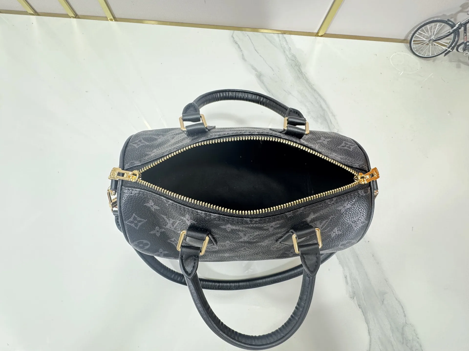 P260 Upgraded original M47186 M11323 M40390 This Speedy Soft 25 handbag renews the classic design of the Speedy handbag, using Monogram Empreinte leather and suede cowhide lining to create a light and soft structure. Whether carried by hand, cross-body or shoulder, you can create a trendy look. Dimensions: 25x19x15 cm
