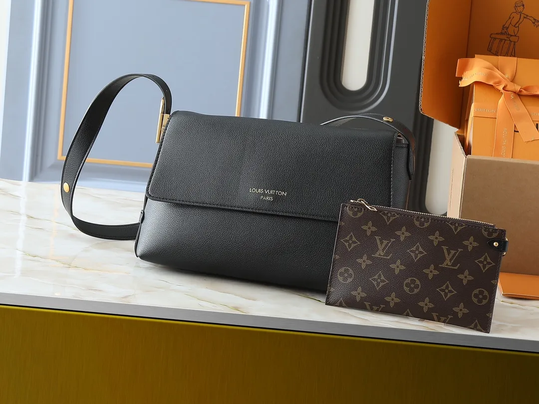 💰280💰Upgraded from the original M13151 M13148, the classic Low Key series ingeniously presents a new flip cover: This Low Key Messenger handbag is made of soft cow leather and uses an old metal padlock to create a retro style. Adjustable handles unlock a variety of carrying possibilities, and it comes with a removable Monogram canvas zippered interior pocket. Dimensions: 30.0 x 18.0 x 12.0 cm (length x height x width)