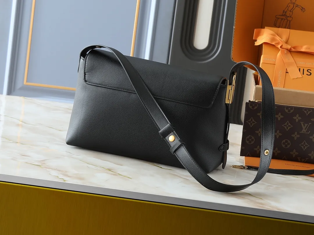 💰280💰Upgraded from the original M13151 M13148, the classic Low Key series ingeniously presents a new flip cover: This Low Key Messenger handbag is made of soft cow leather and uses an old metal padlock to create a retro style. Adjustable handles unlock a variety of carrying possibilities, and it comes with a removable Monogram canvas zippered interior pocket. Dimensions: 30.0 x 18.0 x 12.0 cm (length x height x width)