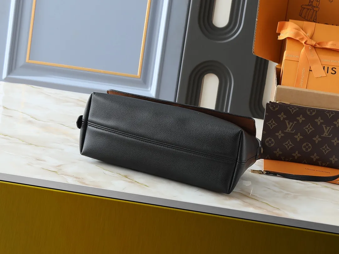 💰280💰Upgraded from the original M13151 M13148, the classic Low Key series ingeniously presents a new flip cover: This Low Key Messenger handbag is made of soft cow leather and uses an old metal padlock to create a retro style. Adjustable handles unlock a variety of carrying possibilities, and it comes with a removable Monogram canvas zippered interior pocket. Dimensions: 30.0 x 18.0 x 12.0 cm (length x height x width)