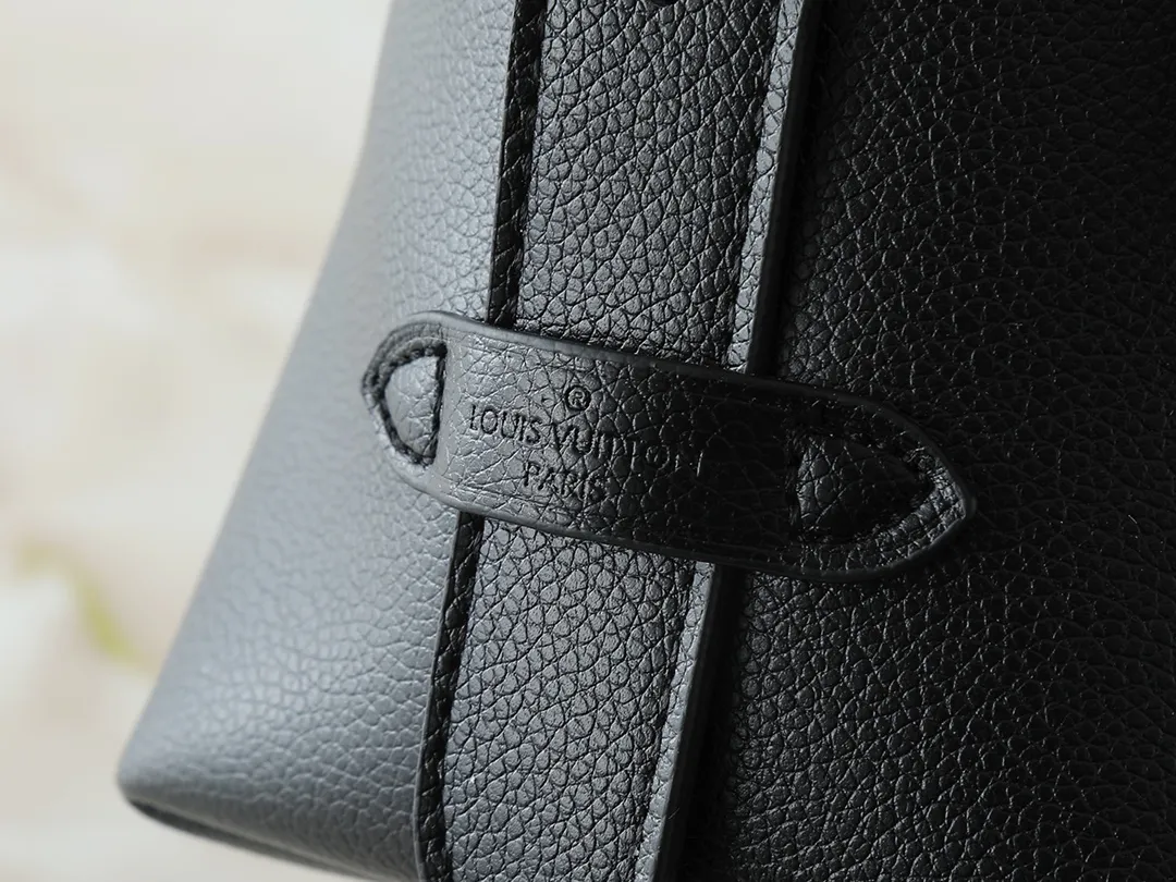 💰280💰Upgraded from the original M13151 M13148, the classic Low Key series ingeniously presents a new flip cover: This Low Key Messenger handbag is made of soft cow leather and uses an old metal padlock to create a retro style. Adjustable handles unlock a variety of carrying possibilities, and it comes with a removable Monogram canvas zippered interior pocket. Dimensions: 30.0 x 18.0 x 12.0 cm (length x height x width)