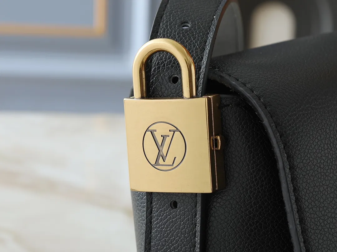 💰280💰Upgraded from the original M13151 M13148, the classic Low Key series ingeniously presents a new flip cover: This Low Key Messenger handbag is made of soft cow leather and uses an old metal padlock to create a retro style. Adjustable handles unlock a variety of carrying possibilities, and it comes with a removable Monogram canvas zippered interior pocket. Dimensions: 30.0 x 18.0 x 12.0 cm (length x height x width)