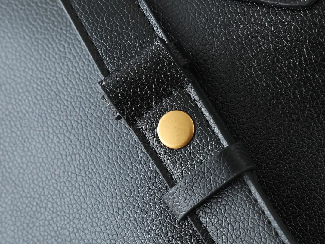 💰280💰Upgraded from the original M13151 M13148, the classic Low Key series ingeniously presents a new flip cover: This Low Key Messenger handbag is made of soft cow leather and uses an old metal padlock to create a retro style. Adjustable handles unlock a variety of carrying possibilities, and it comes with a removable Monogram canvas zippered interior pocket. Dimensions: 30.0 x 18.0 x 12.0 cm (length x height x width)