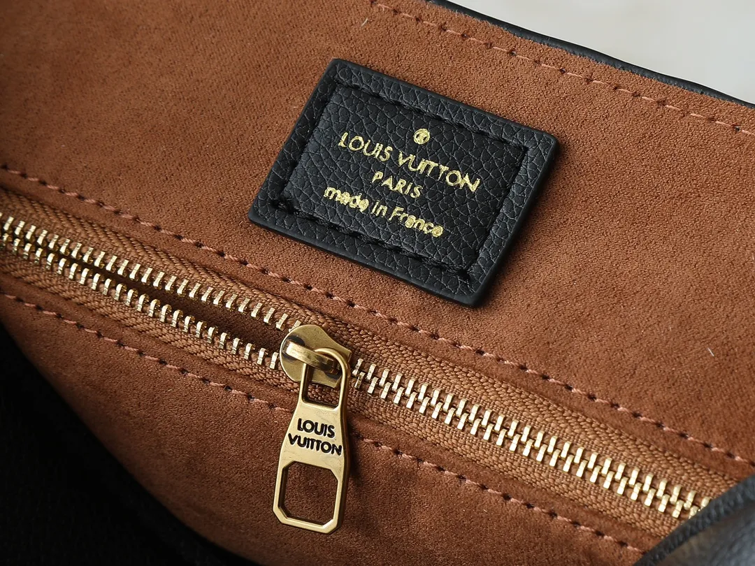 💰280💰Upgraded from the original M13151 M13148, the classic Low Key series ingeniously presents a new flip cover: This Low Key Messenger handbag is made of soft cow leather and uses an old metal padlock to create a retro style. Adjustable handles unlock a variety of carrying possibilities, and it comes with a removable Monogram canvas zippered interior pocket. Dimensions: 30.0 x 18.0 x 12.0 cm (length x height x width)