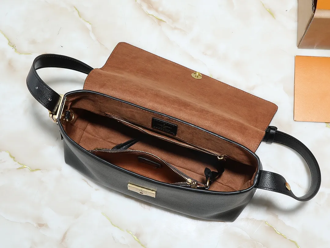 💰280💰Upgraded from the original M13151 M13148, the classic Low Key series ingeniously presents a new flip cover: This Low Key Messenger handbag is made of soft cow leather and uses an old metal padlock to create a retro style. Adjustable handles unlock a variety of carrying possibilities, and it comes with a removable Monogram canvas zippered interior pocket. Dimensions: 30.0 x 18.0 x 12.0 cm (length x height x width)