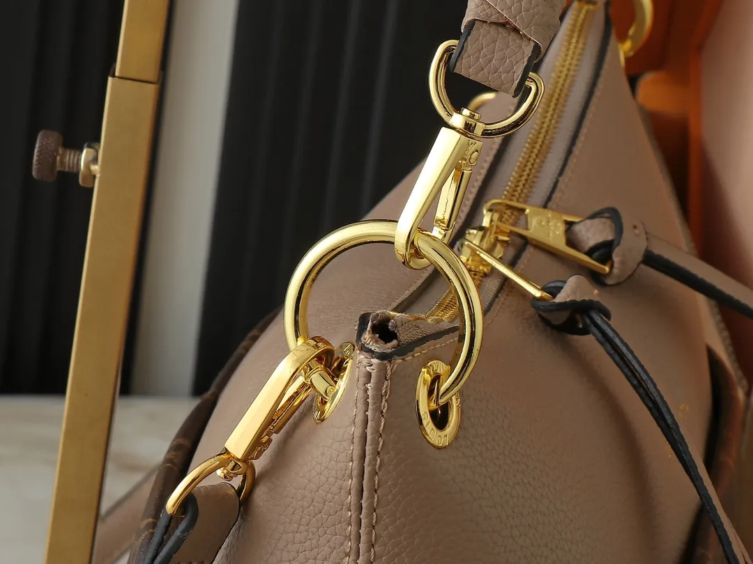 💰240💰Upgraded from the original M45522, 43170. This MONOGRAM canvas material is a new style of Melie handbag, a fashionable must-have item. Veau Cachemire leather material. Full leather embossed woven wrist double bag shopping bag. Lightweight and comfortable to carry. Unique vertical and narrow shape with modern style. Zipper pocket with metal engraved zipper puller for more personality. Size: 33x16x30cm