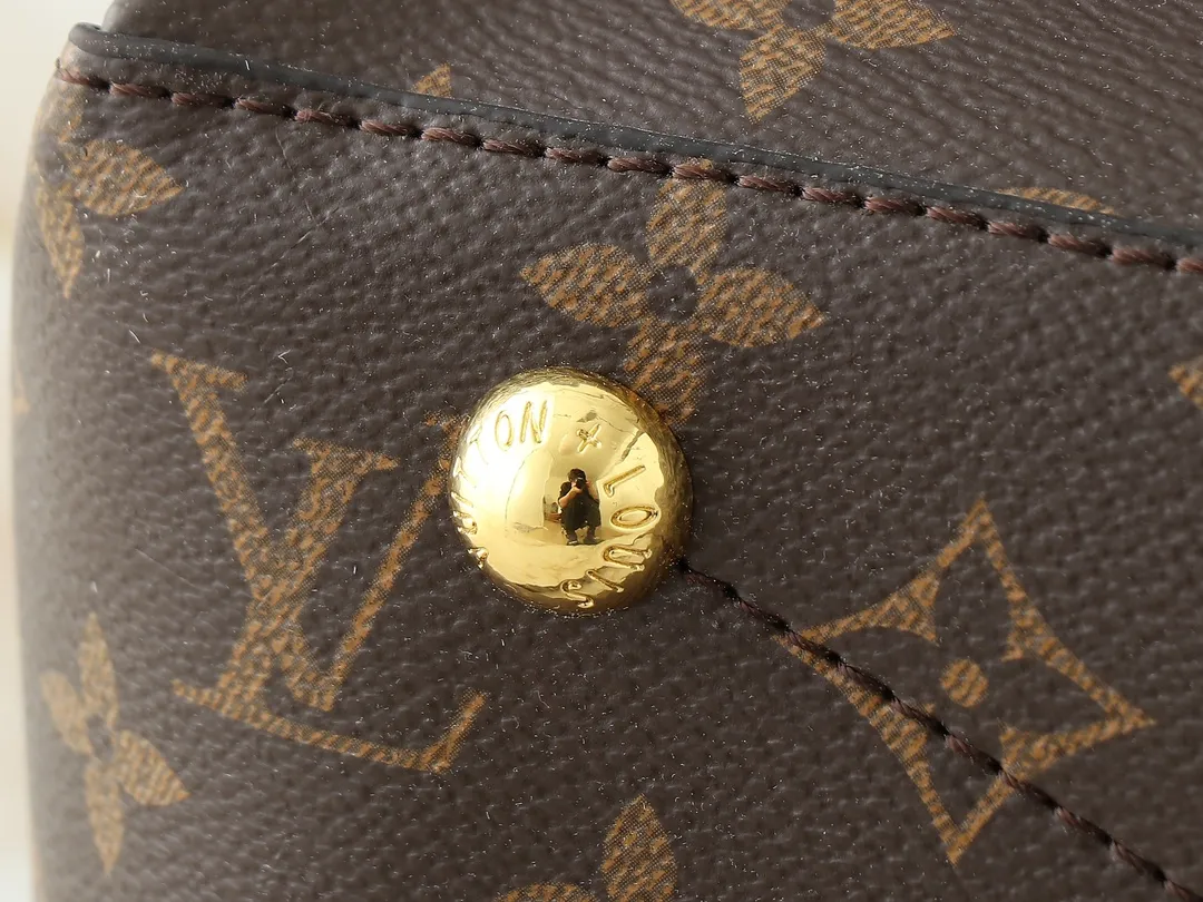 💰240💰Upgraded from the original M45522, 43170. This MONOGRAM canvas material is a new style of Melie handbag, a fashionable must-have item. Veau Cachemire leather material. Full leather embossed woven wrist double bag shopping bag. Lightweight and comfortable to carry. Unique vertical and narrow shape with modern style. Zipper pocket with metal engraved zipper puller for more personality. Size: 33x16x30cm