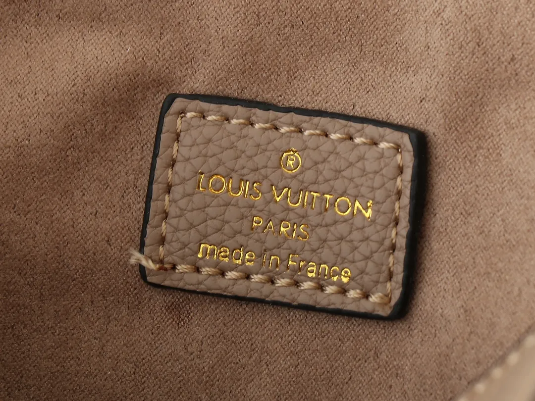 💰240💰Upgraded from the original M45522, 43170. This MONOGRAM canvas material is a new style of Melie handbag, a fashionable must-have item. Veau Cachemire leather material. Full leather embossed woven wrist double bag shopping bag. Lightweight and comfortable to carry. Unique vertical and narrow shape with modern style. Zipper pocket with metal engraved zipper puller for more personality. Size: 33x16x30cm